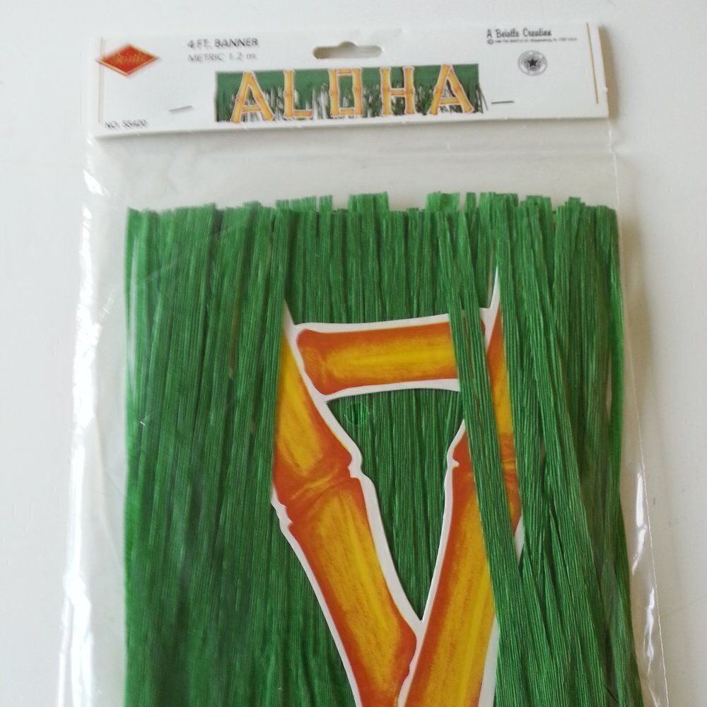 NWT - Beistle Aloha Paper Banner Green grass with bamboo style lettering Hawaii